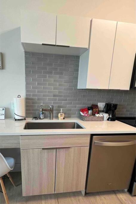 Studio Apartment, Queen Bed, Wifi, Kitchen, Washer & Dryer In Charlotte Luaran gambar